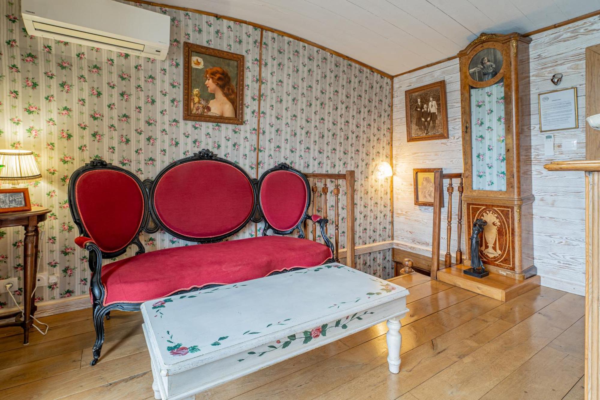 La Petite Annick Botel