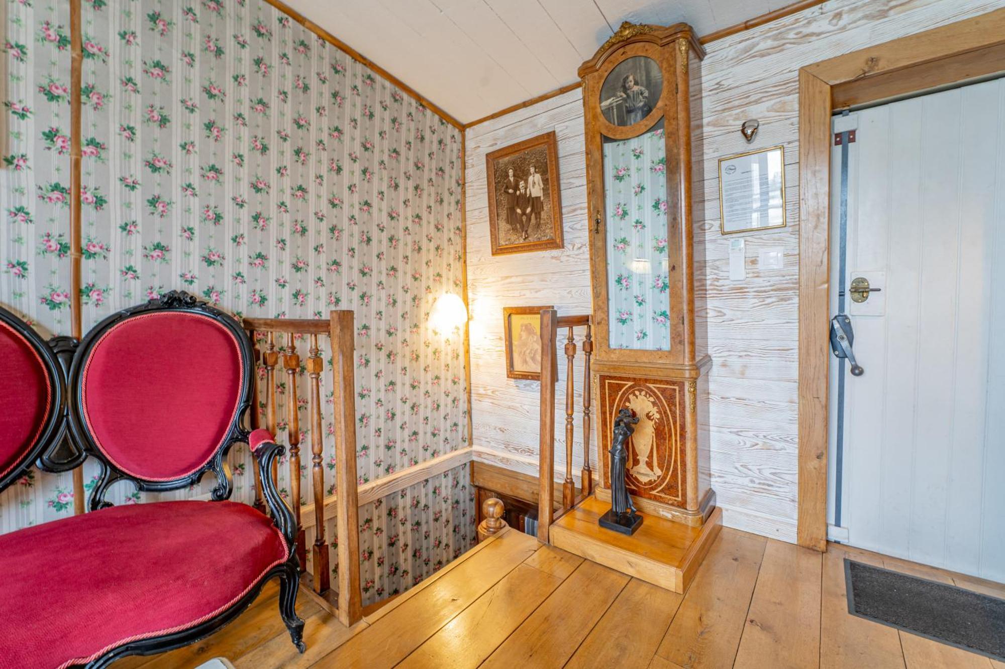 La Petite Annick Botel 2*